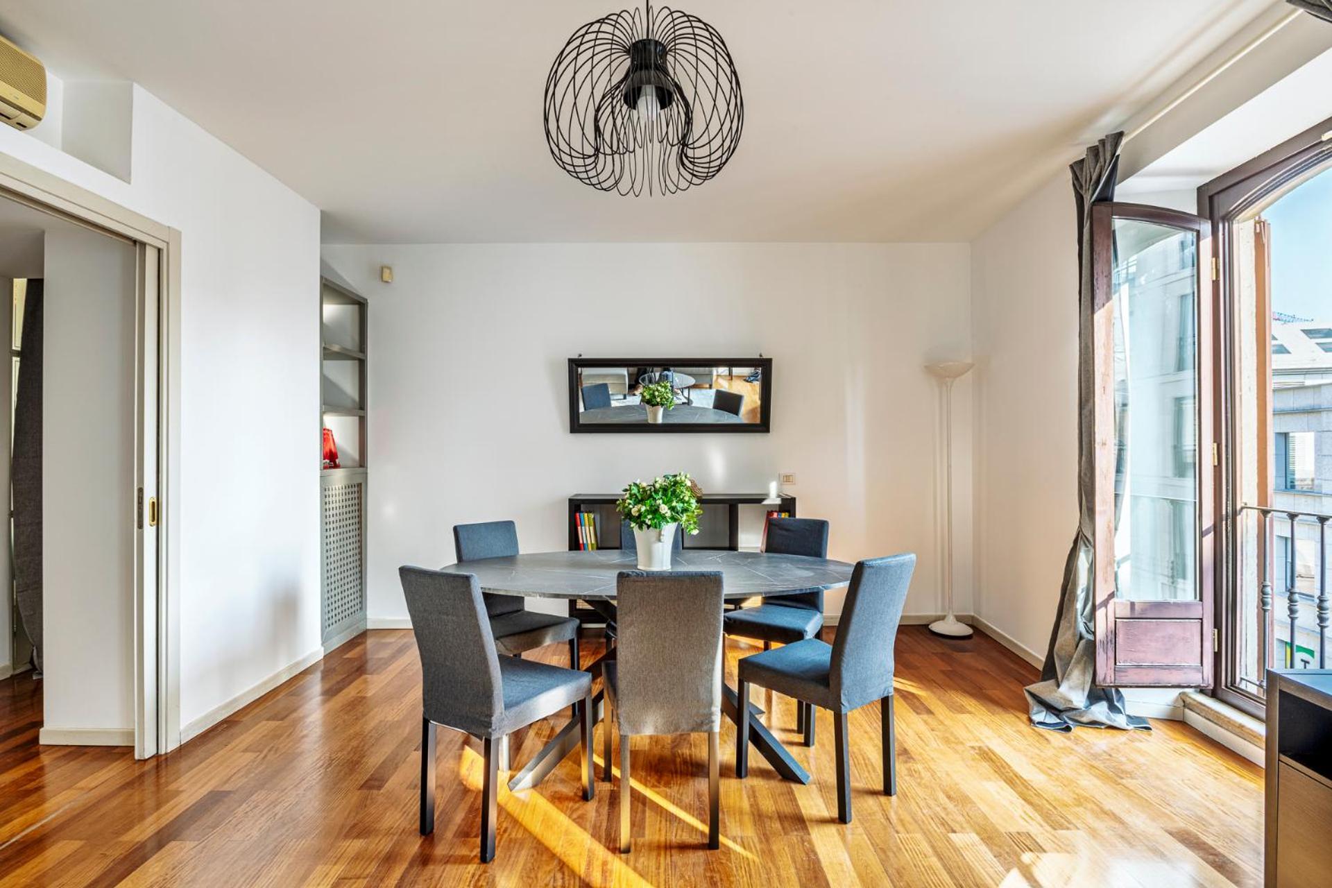 Elegant 2 Bedrooms Apartments Near Duomo Milão Exterior foto