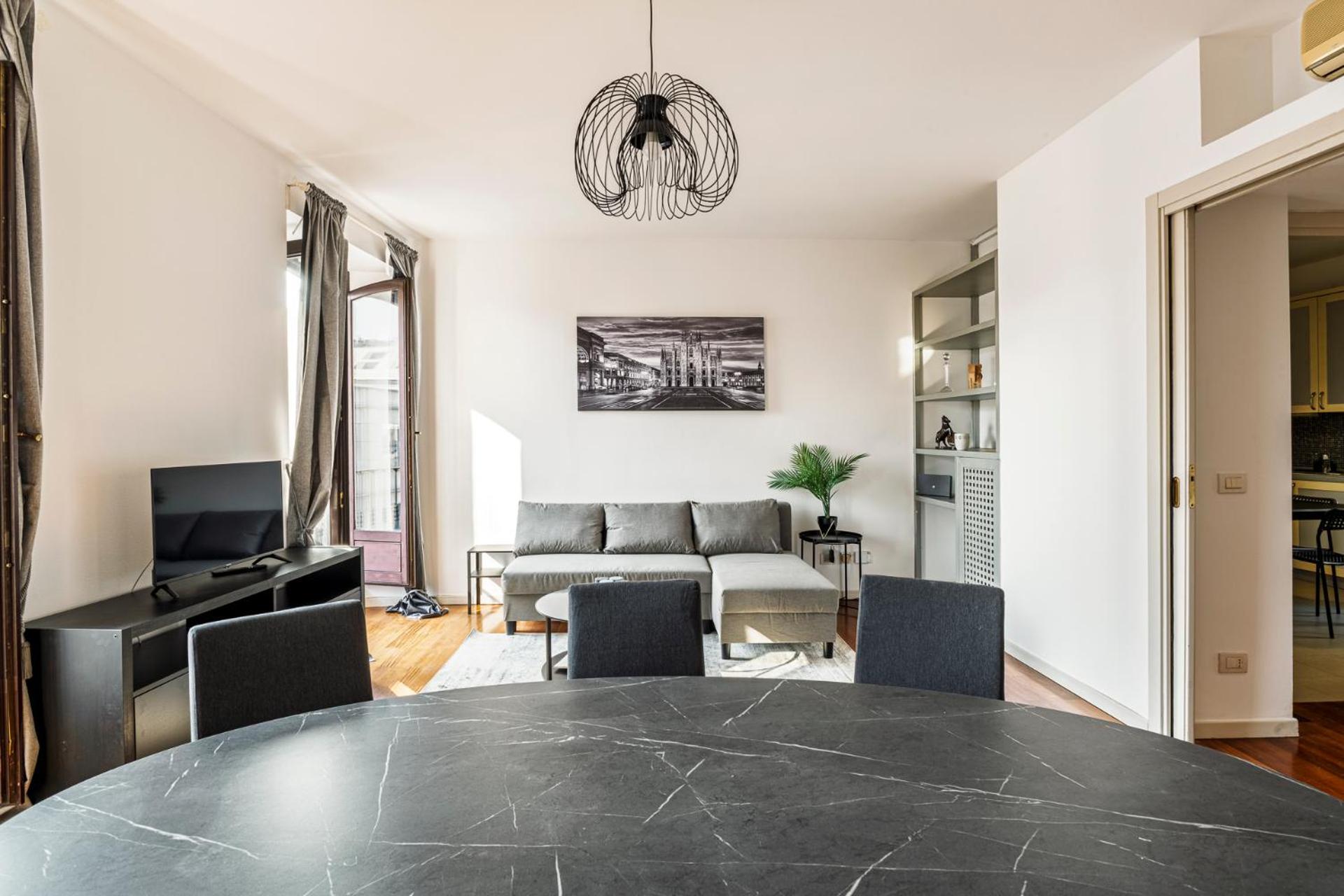 Elegant 2 Bedrooms Apartments Near Duomo Milão Exterior foto